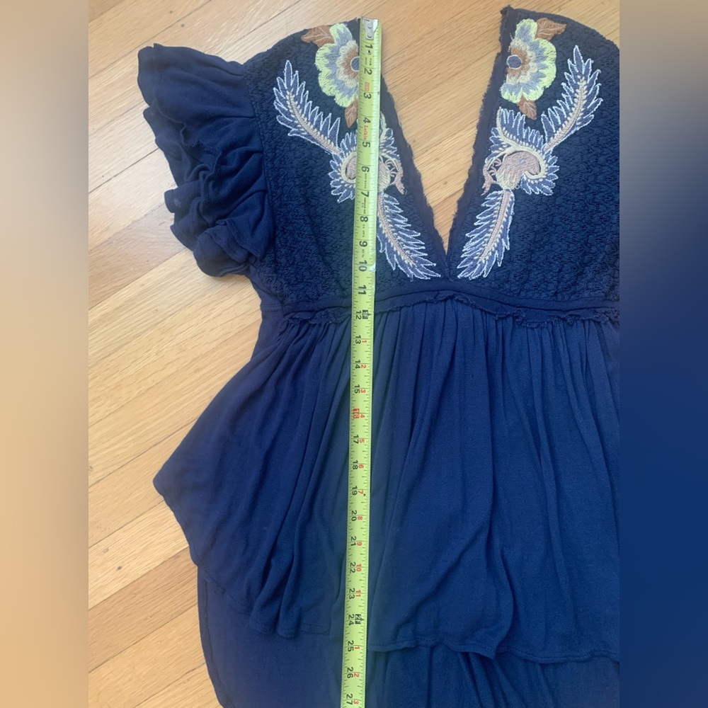 EUC FREE PEOPLE NAVY-BLUE FLORAL FLUTED HI-LOW DEEP V-NECK BLOUSE SIZE XS/FITS S - Picture 13 of 14
